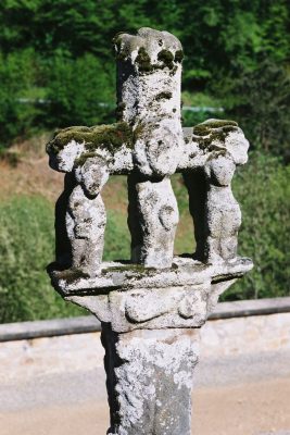 détail croix du cimetière de Bar